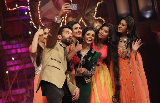 Nakuul Mehta clicking a selfie with the leading ladies of Star Plus shows