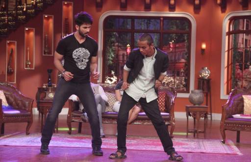 Shahid Kapoor dancing with his fan