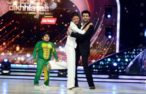  Guess who gets lucky .. on the sets of Jhalak Dikhhla Jaa