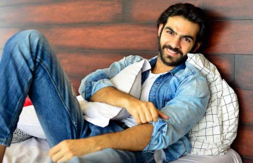 Karan V Grover- The on-screen hubby dear of Ridhima is an apt comrade-in-arm for the lady. Not only Karan is an ace performer like Ridhima, the young man is a chemical engineer in real life.