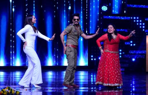 Sonakshi Sinha shaked a leg with Bharti Singh and Harsh on the sets of Nach Baliye 
