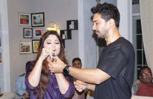 Drashti & shakti welcome newly married Abhinav on the sets of Colors' Silsila
