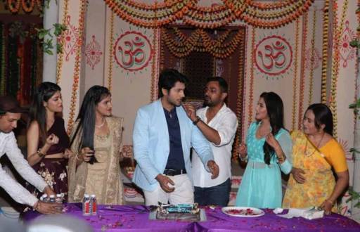 Namish Taneja celebrates birthday with his cast of Main Maayke...
