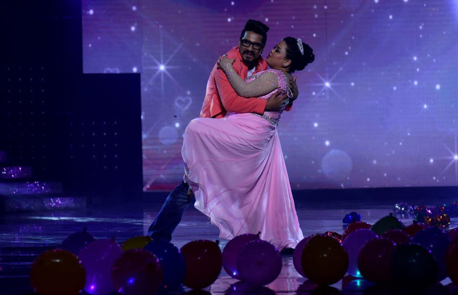 Bharti - Harsh performing on the sets of Nach Baliye 8