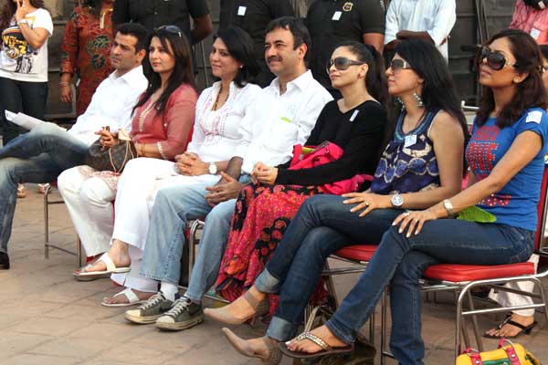 Celebs extending their support: Ronit Roy, Poonam Dhillon, Priya Dutt, Hirani, G