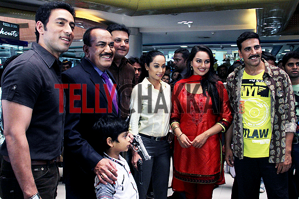 Akshay Kumar,Sonakshi Sinha,Shivaji Satam,Dayanand Shetty,Hrishikesh and Ansha 