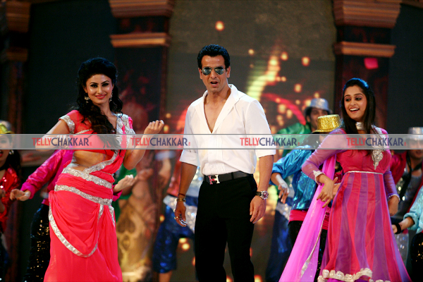  Mouni Roy,Ronit Roy, Deepika Samson