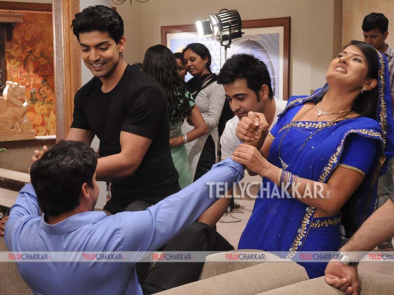 Zee TV's Punar Vivah team celebrating Rakesh Kukreti's birthday on the sets