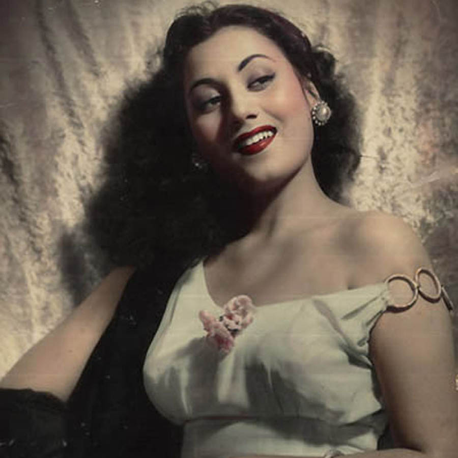 Kishore divorced first wife Ruma Guha Thakurta to marry Madhubala. 