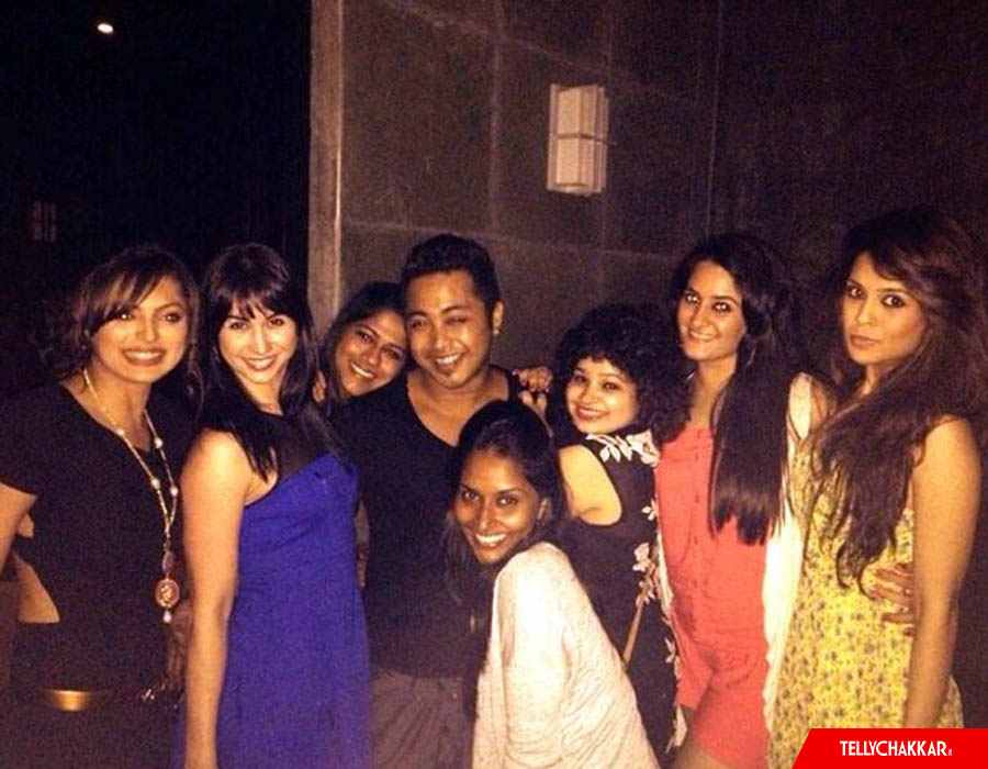 Drashti Dhami with friends