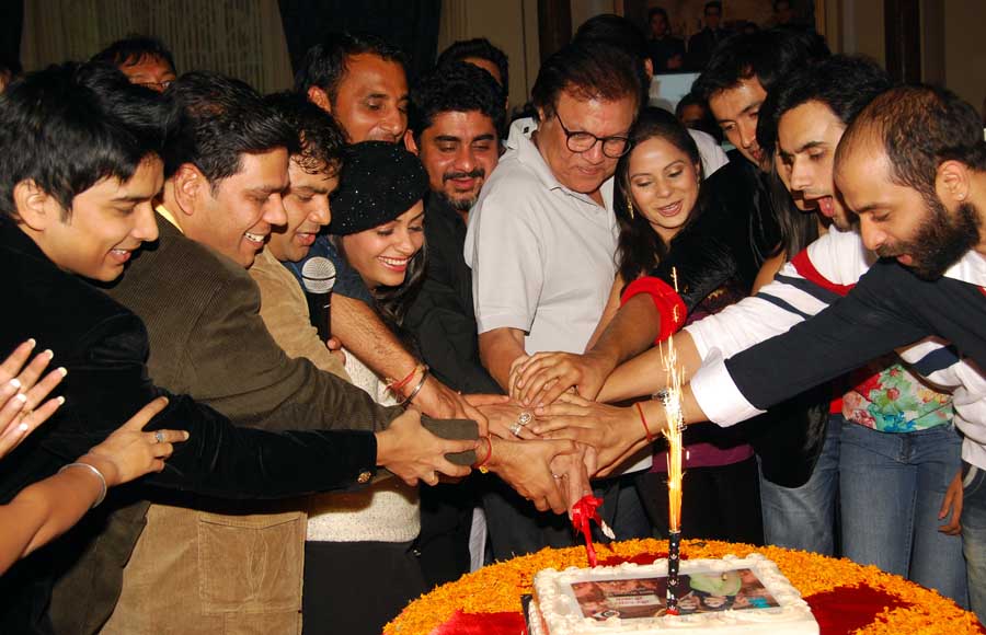 Cake cutting after first episode telecast of "Aur Pyaar Ho Gaya" 