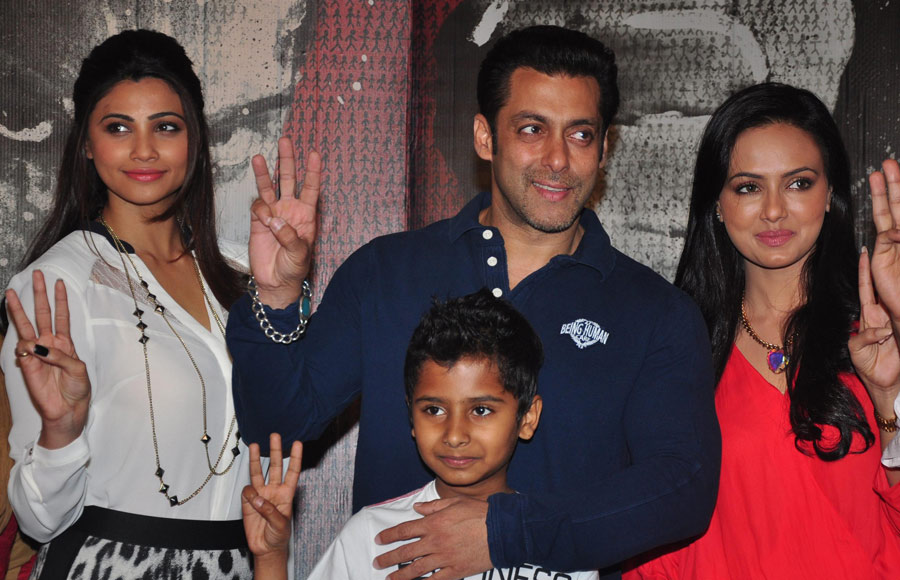 Daisy Shah,Salman Khan,Naman Jain (Child),Sana Khan