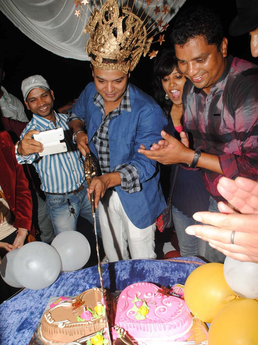 Producer Siddharth Tewari celebrates his birthday with the cast of Mahabharat