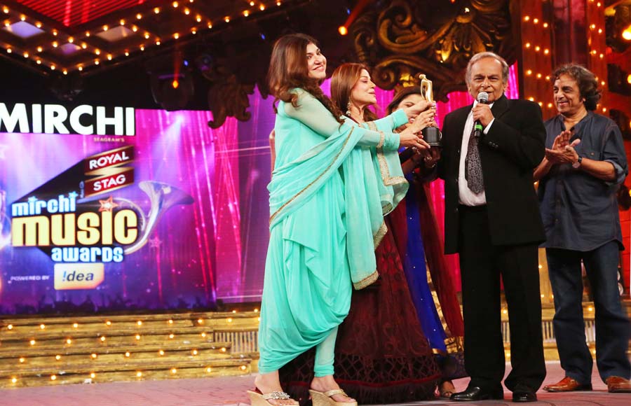 Anandji being awarded Life Time Achievement Award at Mirchi Music Awards