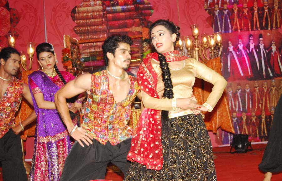 Song and dance sequence in Aur Pyaar Ho Gaya (Zee TV)