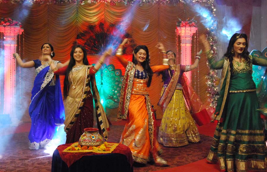 Song and dance sequence in Aur Pyaar Ho Gaya (Zee TV)