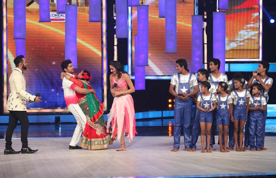 Madhuri dancing with Gurmeet and Subhreet