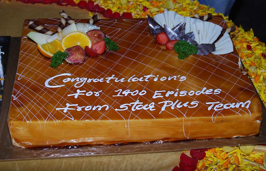 Cake cutting ceremony: Yeh Rishta Kya Kehla Hai completes 1400 episodes