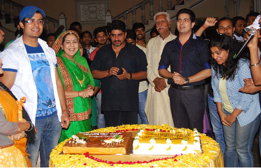 Cake cutting ceremony: Yeh Rishta Kya Kehla Hai completes 1400 episodes