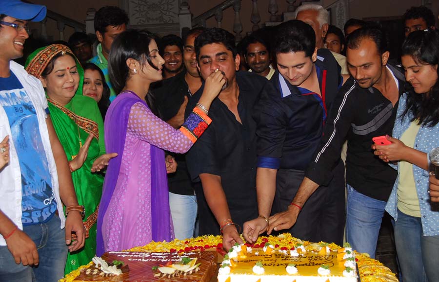 Cake cutting ceremony: Yeh Rishta Kya Kehla Hai completes 1400 episodes