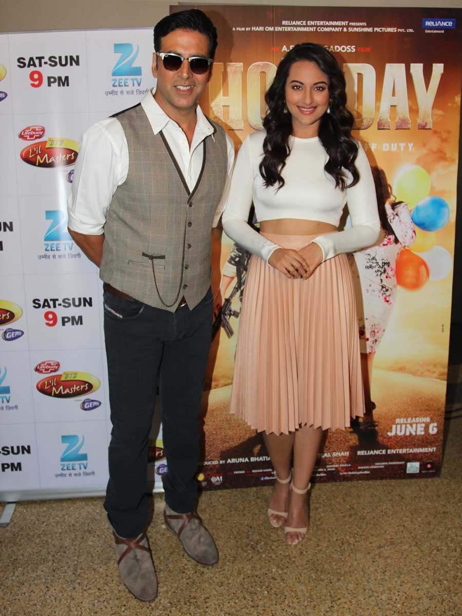 Akshay and Sonakshi on DID Li'l Masters season 3