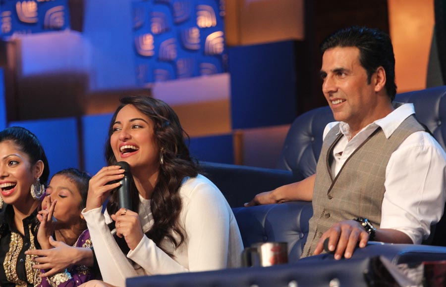 Akshay and Sonakshi on DID Li'l Masters season 3