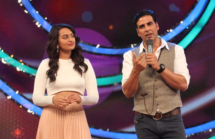 Akshay and Sonakshi on DID Li'l Masters season 3