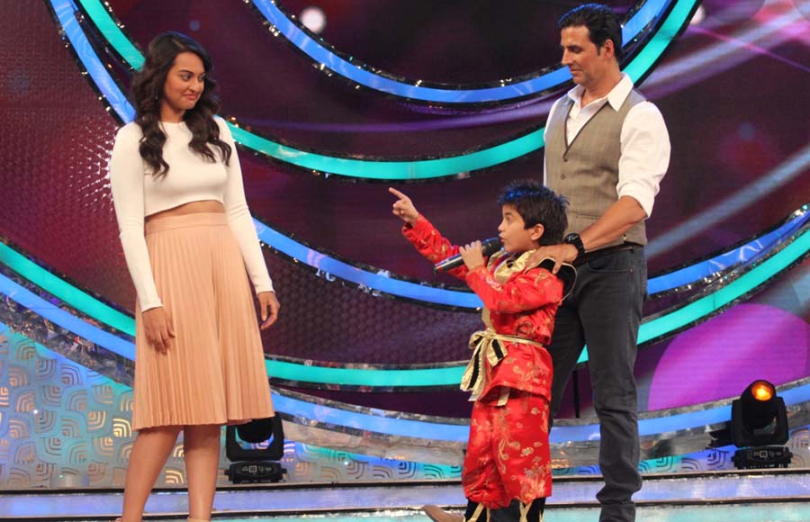 Akshay and Sonakshi on DID Li'l Masters season 3