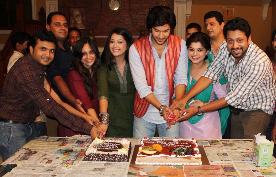 Veera completes 400 episodes: Cake cutting on the sets