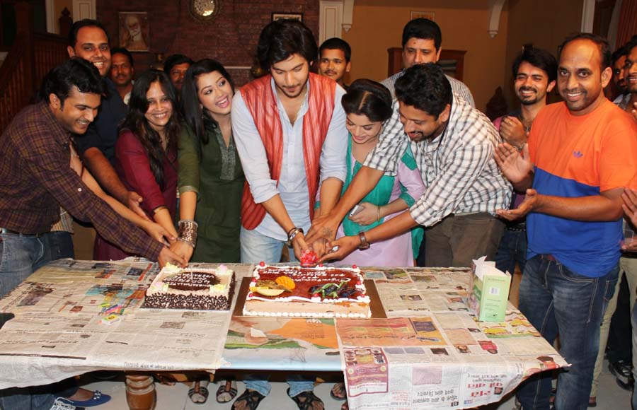 Veera completes 400 episodes: Cake cutting on the sets