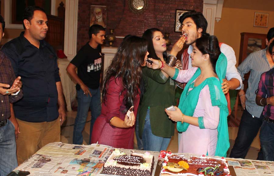 Veera completes 400 episodes: Cake cutting on the sets