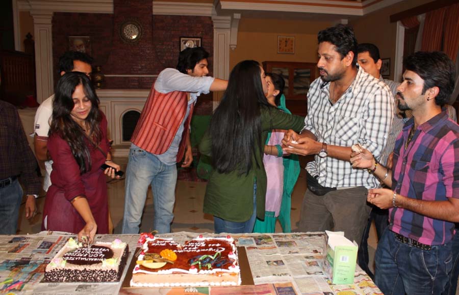 Veera completes 400 episodes: Cake cutting on the sets