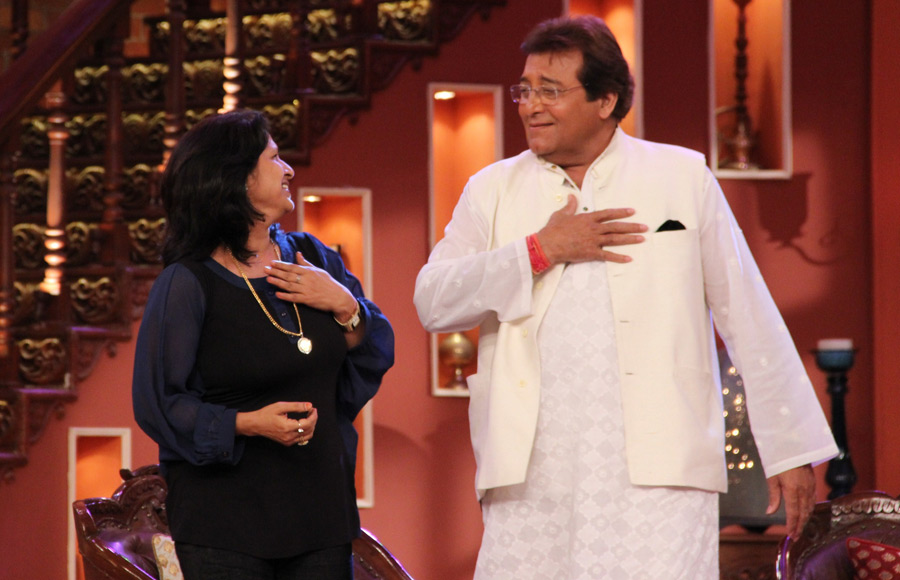 Vinod Khanna with his fan on the sets of Comedy Nights With Kapil