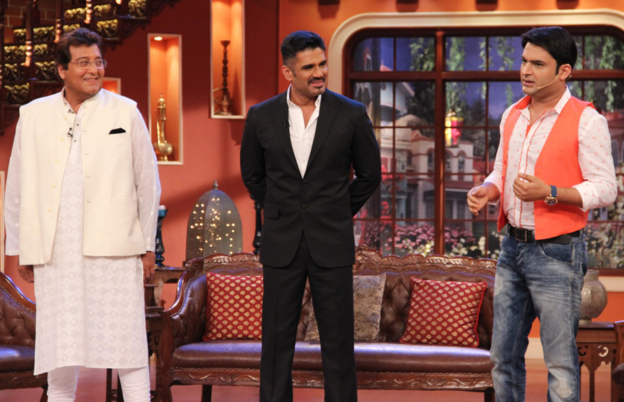 Sunil Shetty and Vinod Khanna with Kapil Sharma on the sets of Comedy Nights With Kapil promote their upcoming film Koyelaanchal