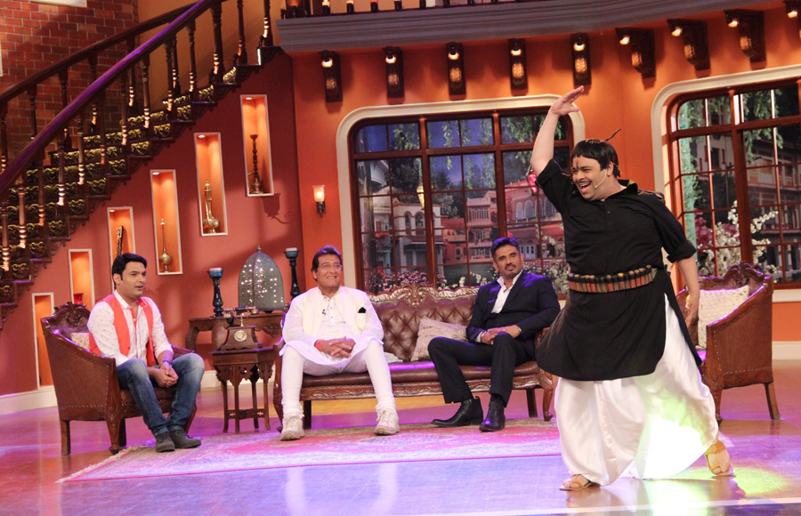 Sunil Shetty and Vinod Khanna with Kiku as Lachha and Kapil Sharma on the sets of Comedy Nights With Kapil