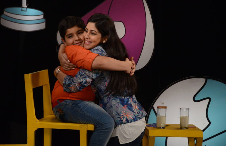  Sakshi Tanwar gives Sadhil Kapoor a hug