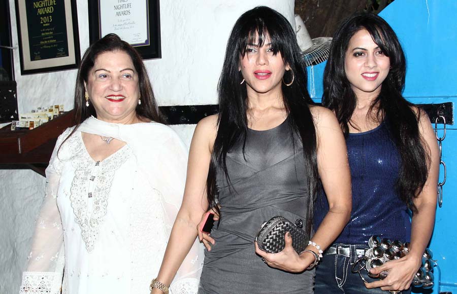 Wardha Nadiadwala With Mother and Sister