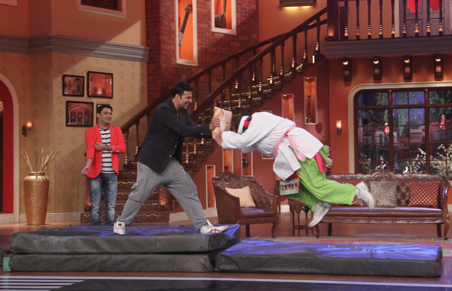  Akshay Kumar and Vipul Shah on the sets of Comedy Nights with Kapil