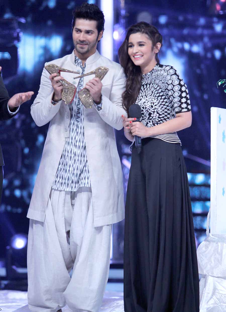  Varun and Alia holding KJo's dancingshoes