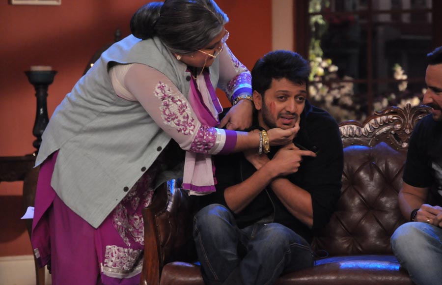 Dadi gives Riteish Deshmukh a Shagun Ki Pappi