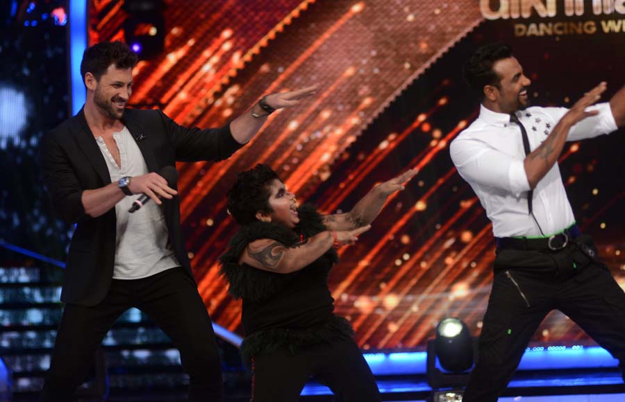  L-R Maksim Chmerkovskiy, Akshat Singh and Remo D'Souza dancing on the sets of Jhalak Dhhikla Jaa