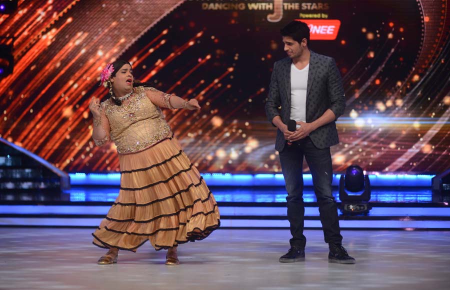 Palak aka Kiku Sarda showing grovy moves to Siddharth Malhotra on the sets of Jhalak Dhhikla Jaa