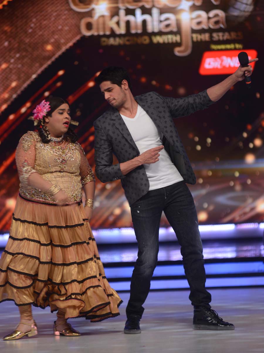 Palak aka Kiku Sarda showing grovy moves to Siddharth Malhotra on the sets of Jhalak Dhhikla Jaa