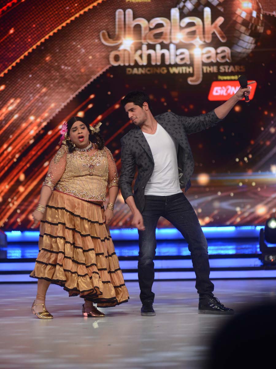 Palak aka Kiku Sarda showing grovy moves to Siddharth Malhotra on the sets of Jhalak Dhhikla Jaa