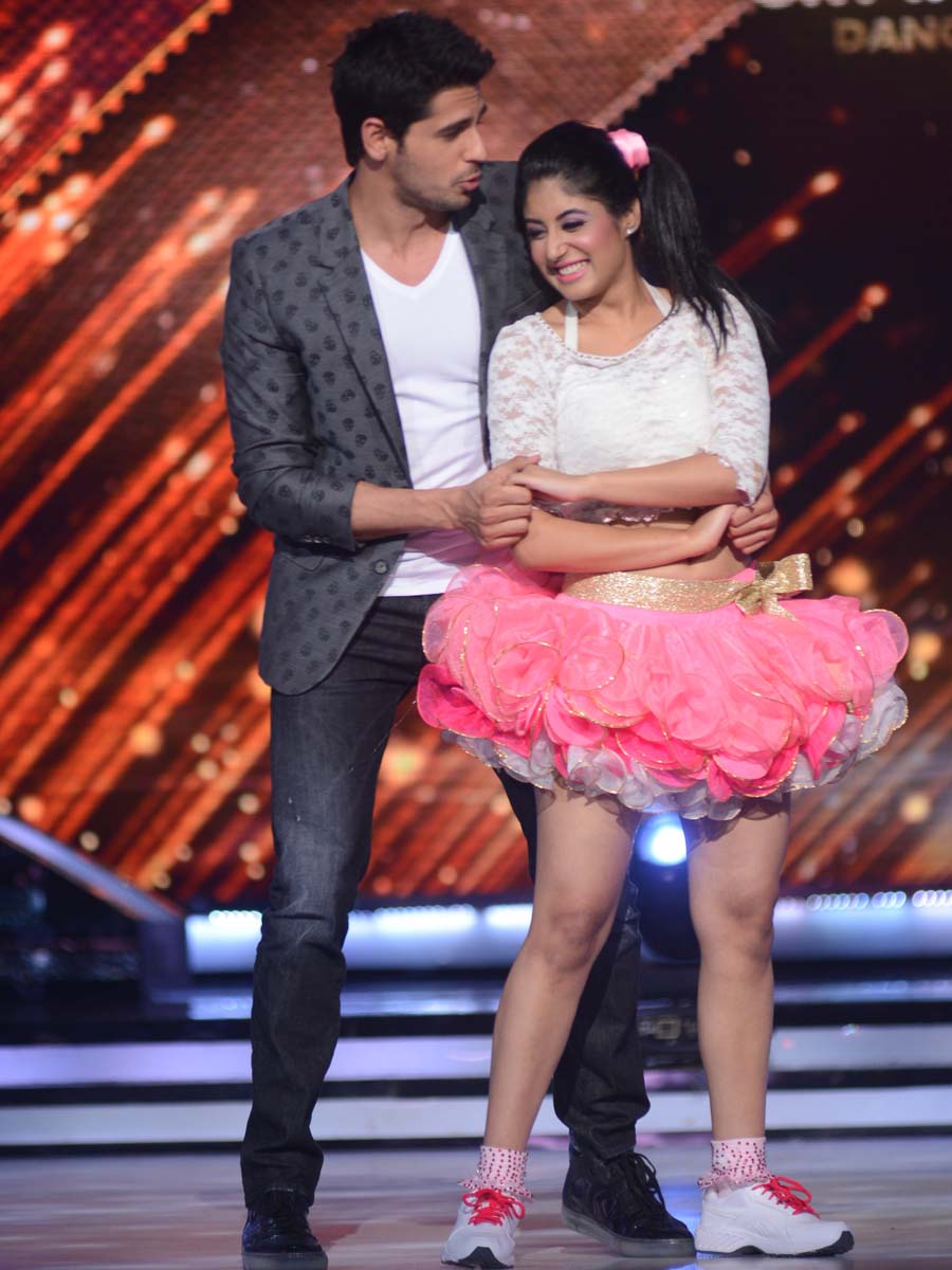  Siddharth Malhotra dancing with the participant Kritika Kamra on the sets of Jhalak Dhhikla Jaa