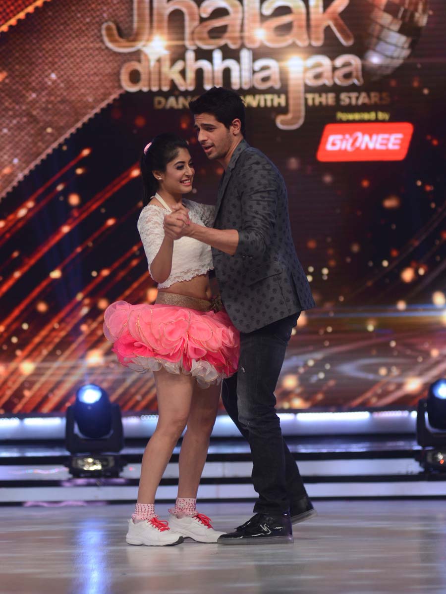  Siddharth Malhotra dancing with the participant Kritika Kamra on the sets of Jhalak Dhhikla Jaa