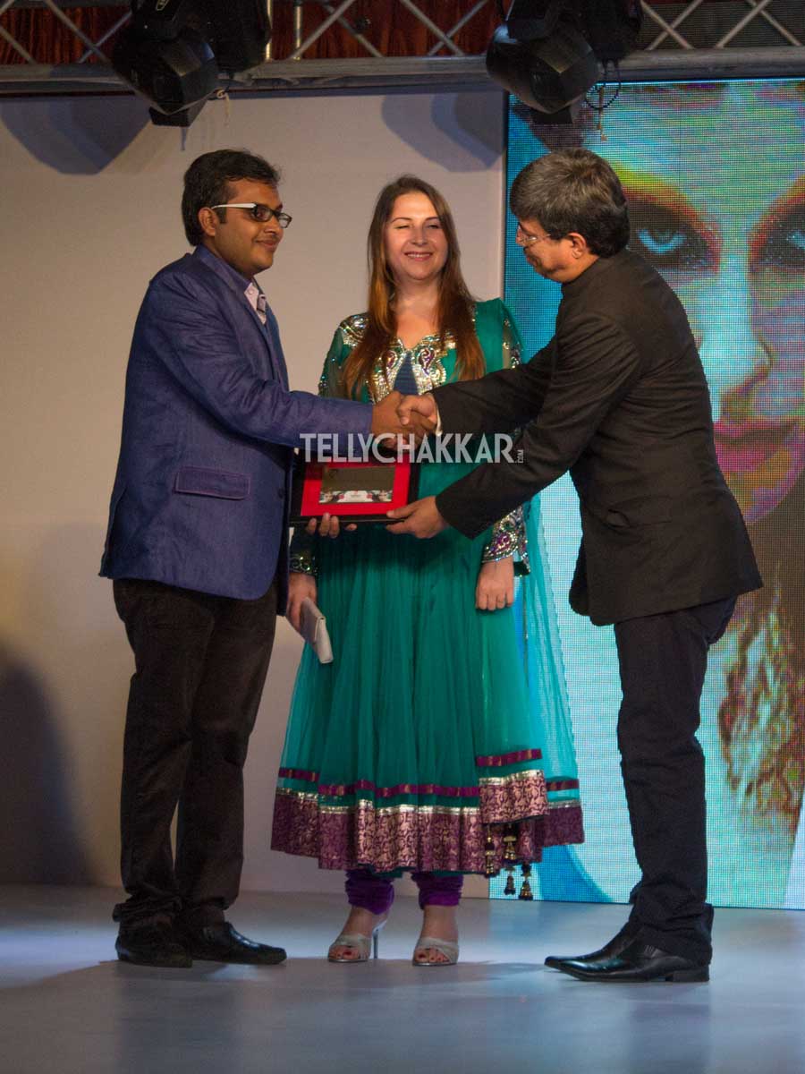 IDT head Anupam Goyal felicitating Mr and Mrs Wanvari