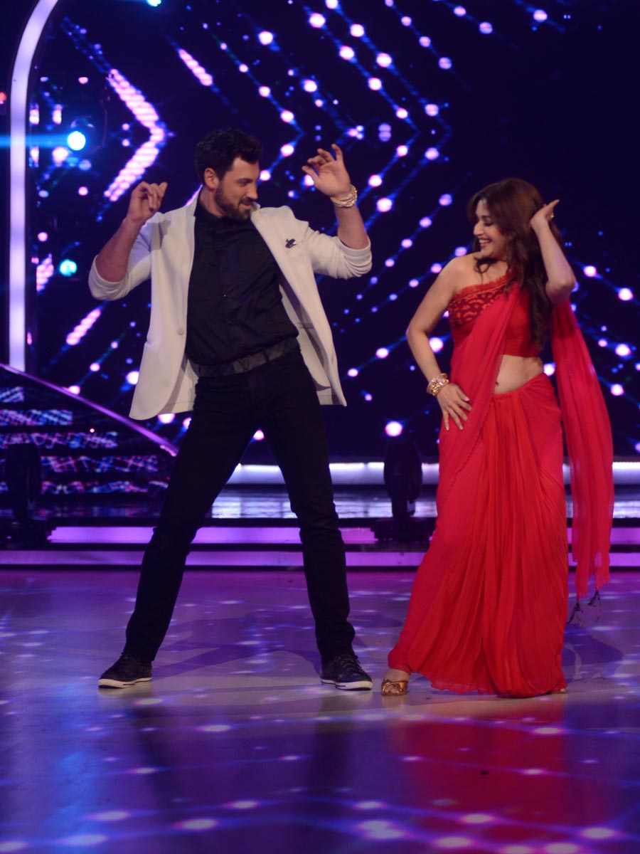  Maksim Chmerkovskiy danced with Madhuri Dixit on Jhalak Dikhhla Jaa 