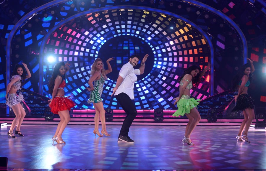  Maksim Chmerkovskiy dancing on Jhalak Dikhhla Jaa