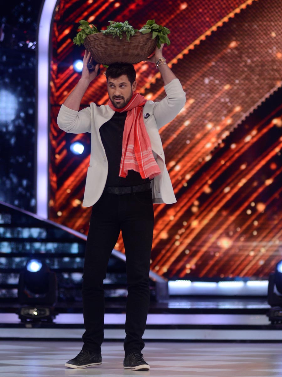  Maksim Chmerkovskiy turns into vegetable seller on Jhalak Dikhhla Jaa